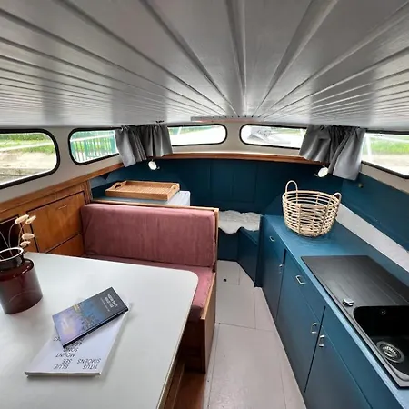 The Good Vibes, The Boat To Chill بوتيل