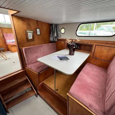 The Good Vibes, The Boat To Chill بوتيل